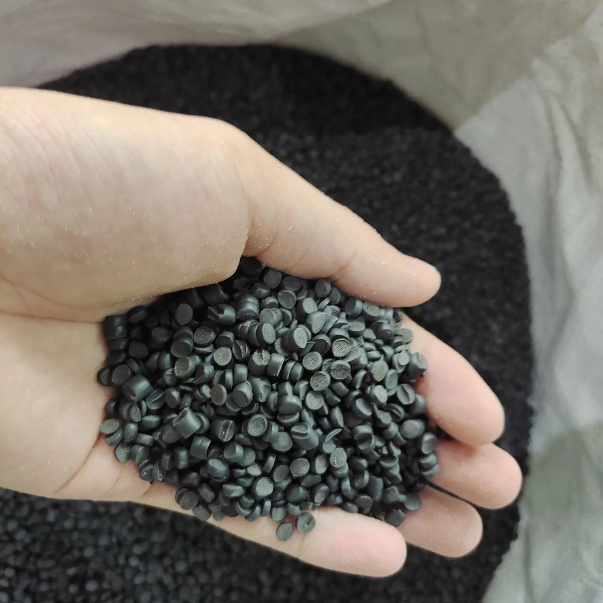 深色封边条用黑色 PVC 颗粒