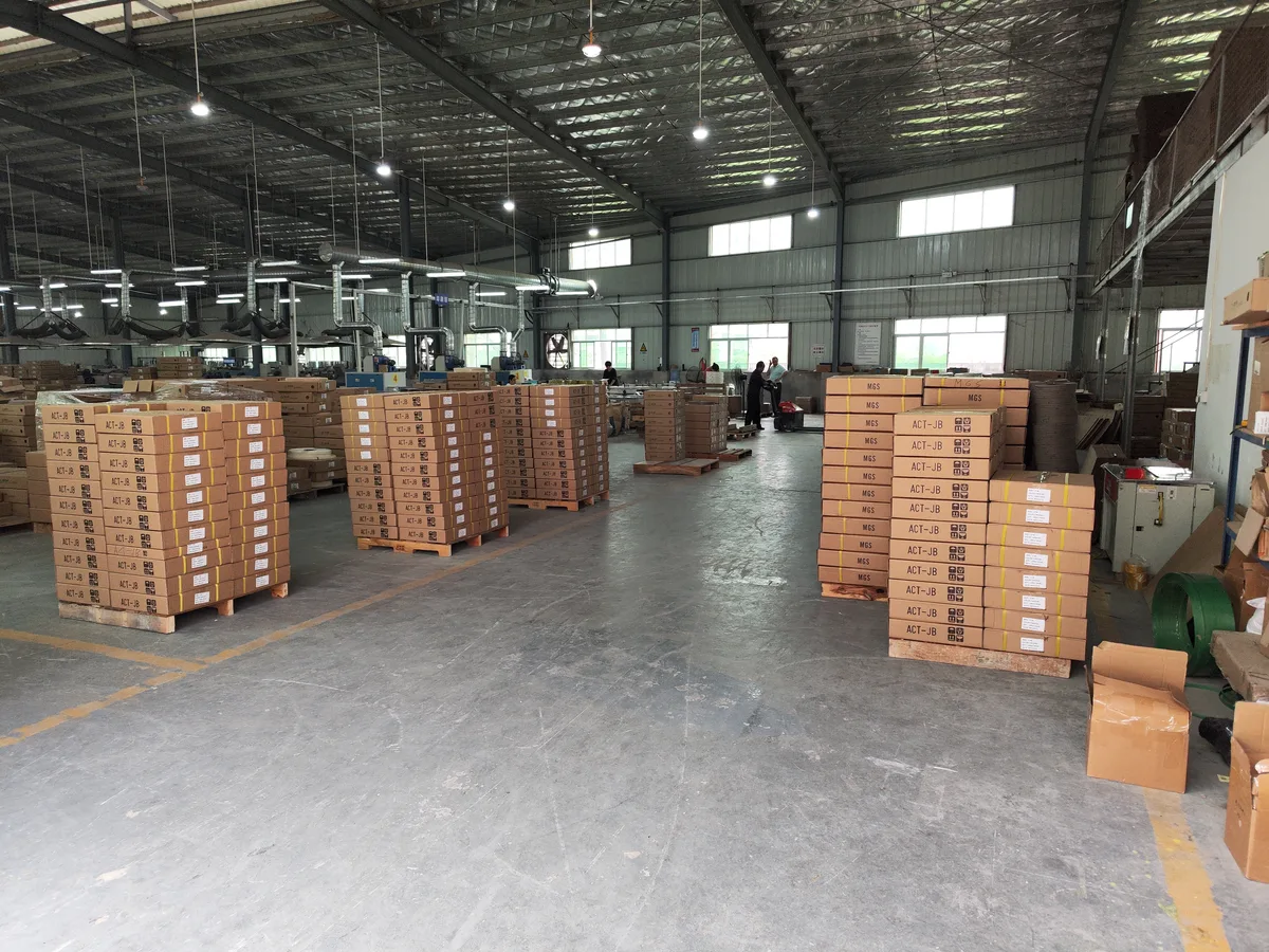 封边条膜卷装箱待出口