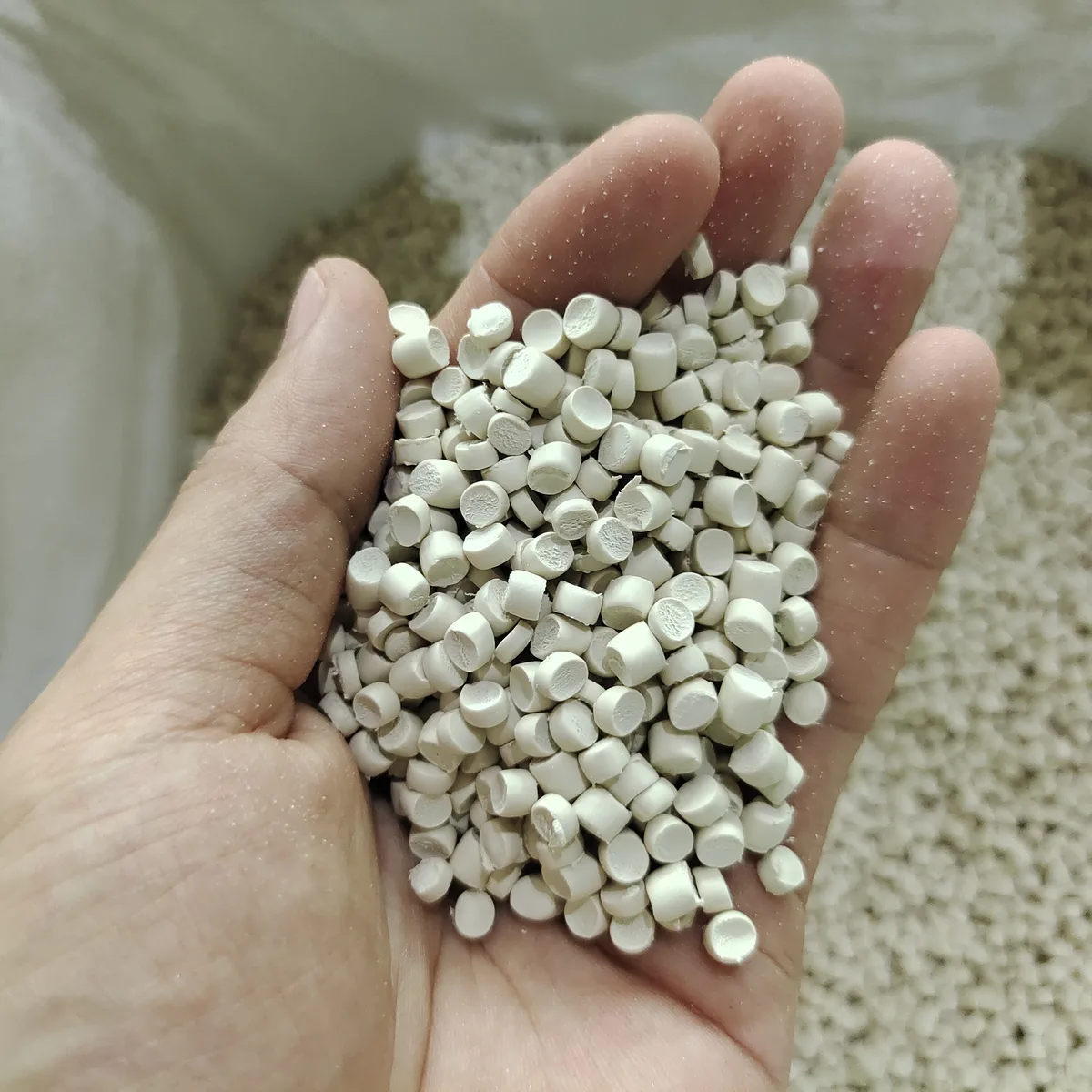 封边条用白色 PVC 颗粒